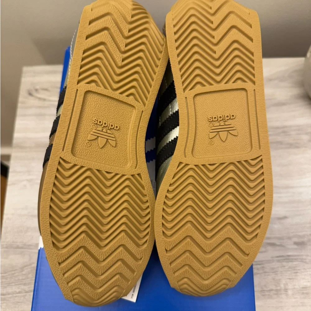 Adidas Country OG Women's Silver and Gold Sneakers - Picture 5 of 6